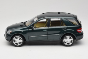 Mercedes ML W164 Green Metallic Minichamps 1:18 150034502 Diecast - image 4 of 8