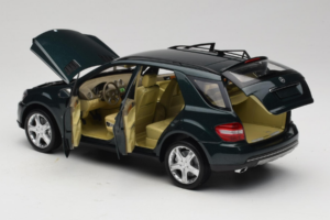 Mercedes ML W164 Green Metallic Minichamps 1:18 150034502 Diecast - image 5 of 8
