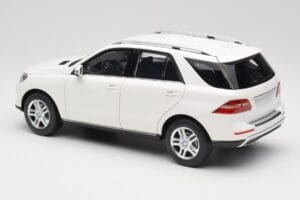 Mercedes ML W166 White Minichamps 1:18 100030101 Diecast - image 7 of 8