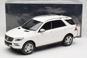 Mercedes ML W166 White Minichamps 1:18 100030101 Diecast - image 8 of 8