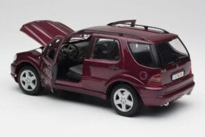 Mercedes ML55 AMG W163 Purple Maisto 1:18 31876 Diecast - image 5 of 8