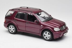 Mercedes ML55 AMG W163 Purple Maisto 1:18 31876 Diecast - image 6 of 8