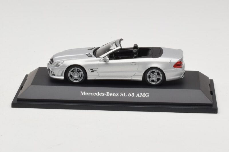 Mercedes SL 63 AMG R230 Silver Metallic Minichamps 1:43 B66960018 Diecast