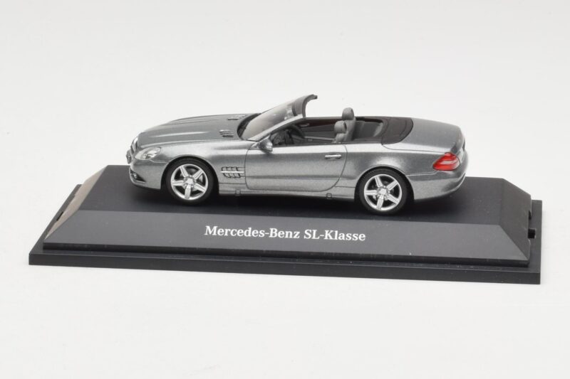 Mercedes SL R230 Palladium Silver Metallic Minichamps 1:43 Mercedes SL R230 Palladium Silver Metallic Minichamps 1:43 B66962390 Diecast