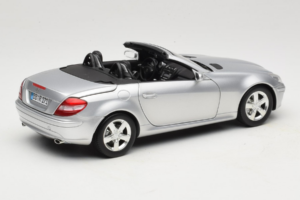 Mercedes SLK R171 Silver Minichamps 1:18 B66962318 Diecast - image 3 of 9