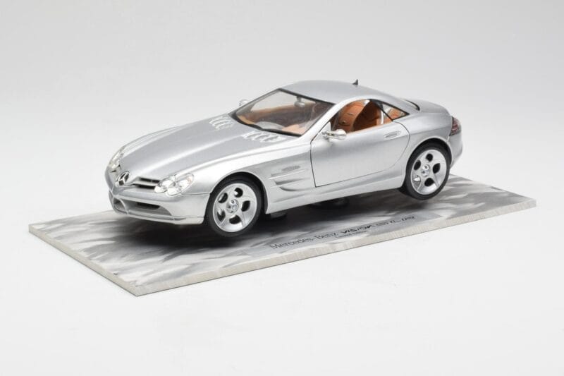 Mercedes SLR Vision Silver Limited Edition With Aluminium Base Bburago 1:18 B66962102 Diecast
