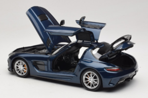 Mercedes SLS AMG Black Series Daytona Blue Metallic Minichamps 1:18 110033026 Diecast - image 5 of 8