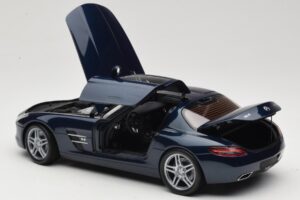 Mercedes SLS AMG C197 Blue Metallic Minichamps 1:18 100039021 Diecast - image 5 of 8