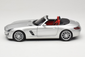 Mercedes SLS AMG Roadster Iridium Silver Minichamps 1:18 B66960078 Diecast - image 4 of 8