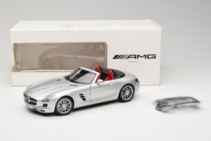Mercedes SLS AMG Roadster Iridium Silver Minichamps 1:18 B66960078 Diecast - image 8 of 8