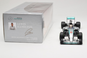 Mercedes W06 #44 L. Hamilton Mercedes AMG Petronas United States Grand Prix Winner World Champion 2015 Minichamps 1:18 110150 - image 6 of 7