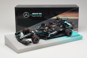 Mercedes W11 #63 G. Russell Mercedes AMG Petronas Sakhir Grand Prix 2020 Minichamps 1:18 113201663 Resin - image 7 of 7