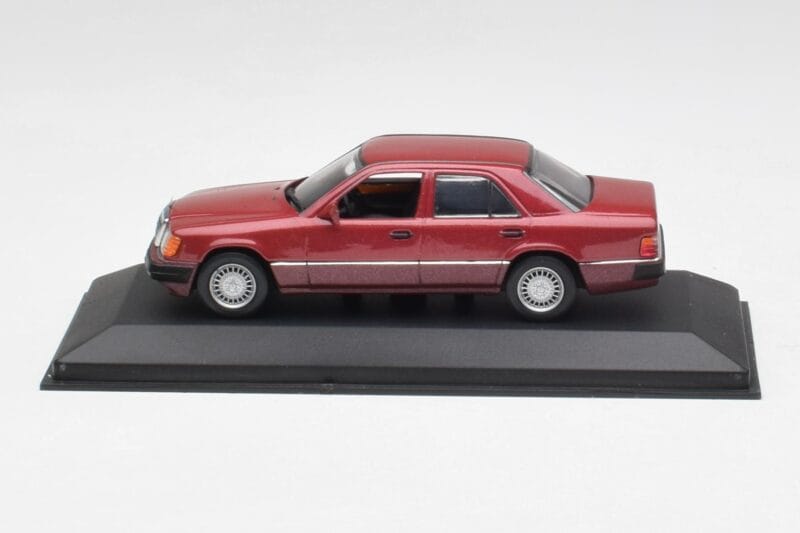 Mercedes 300D W124 Red Minichamps 1:43 3209 Diecast