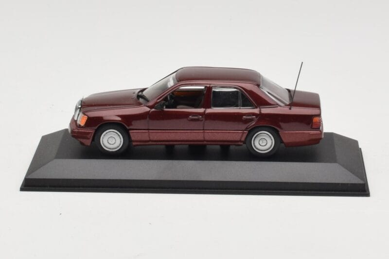 Mercedes W124 Dark Red Metallic Minichamps 1:43 Mercedes W124 Dark Red Metallic Minichamps 1:43 MB002 Diecast