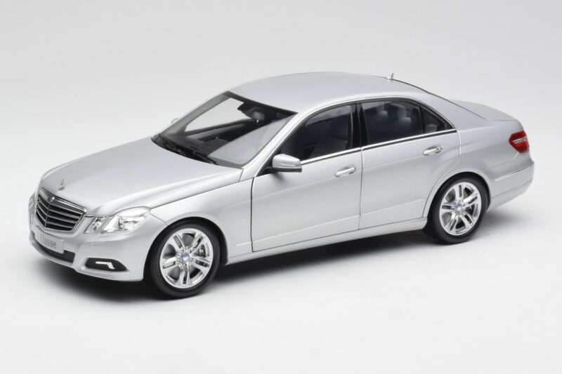 Mercedes E-Class W212 Avantgarde Iridium Silver Paint Issue 1 Minichamps 1:18 Mercedes E-Class W212 Avantgarde Iridium Silver Paint Issue 1 Minichamps 1:18 B66960212-D1 Diecast