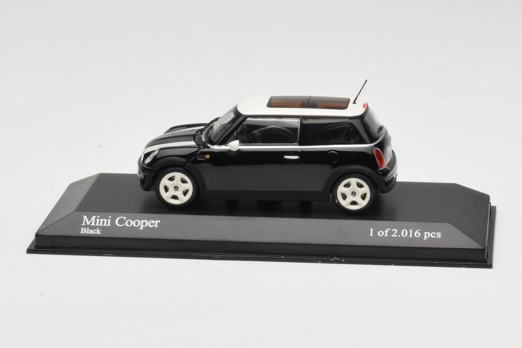 mini-cooper-black-minichamps-1