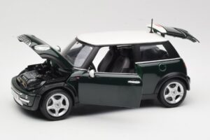 Mini Cooper Mk7 Green Maisto 1:18 7271336 Diecast - image 2 of 8