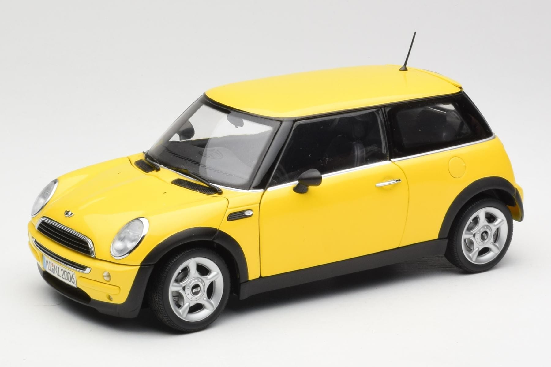 Kyosho Mini Cooper One R50 1:18 Aero Package Yellow