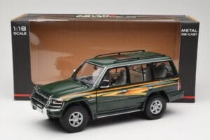 Mitsubishi Pajero V20 LWB Green Sun Star 1:18 1225 Diecast - image 8 of 8