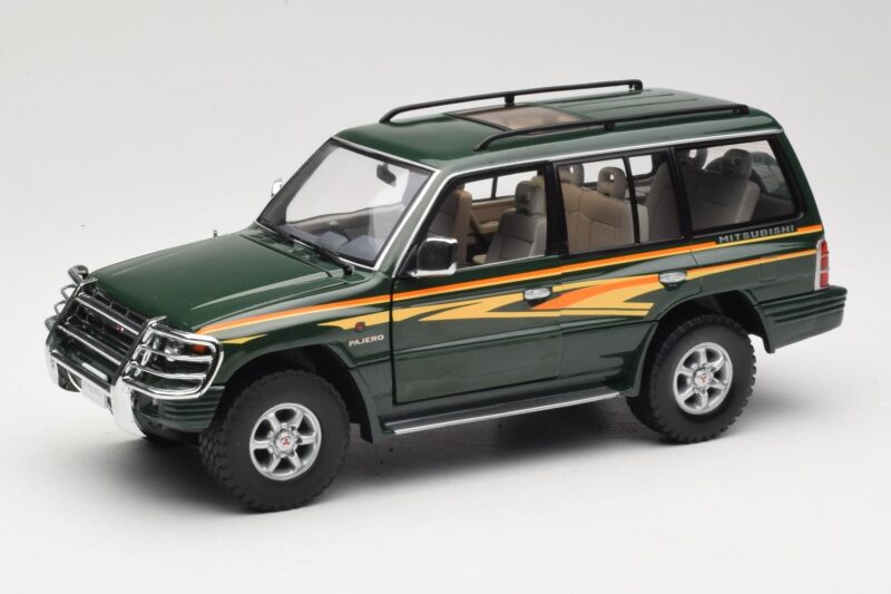Mitsubishi Pajero V20 LWB Green Sun Star 1:18 Mitsubishi Pajero V20 LWB Green Sun Star 1:18 1225 Diecast