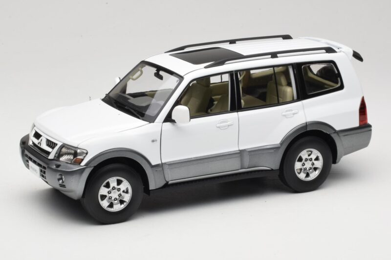 Mitsubishi Pajero V73 White YC Model 1:18 Mitsubishi Pajero V73 White YC Model 1:18 241218040103010206 Diecast