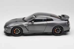Nissan GT-R R35 Track Edition NISMO Gun Metallic MotorHelix 1:18 M83507 Diecast - image 4 of 8