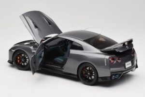 Nissan GT-R R35 Track Edition NISMO Gun Metallic MotorHelix 1:18 M83507 Diecast - image 5 of 8