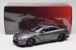 Nissan GT-R R35 Track Edition NISMO Gun Metallic MotorHelix 1:18 M83507 Diecast - image 8 of 8