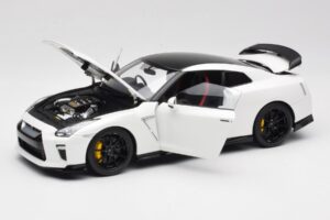 Nissan GT-R R35 Track Edition NISMO Pearl White MotorHelix 1:18 M83518 Diecast - image 2 of 8