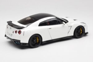 Nissan GT-R R35 Track Edition NISMO Pearl White MotorHelix 1:18 M83518 Diecast - image 3 of 8