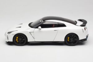 Nissan GT-R R35 Track Edition NISMO Pearl White MotorHelix 1:18 M83518 Diecast - image 4 of 8