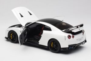 Nissan GT-R R35 Track Edition NISMO Pearl White MotorHelix 1:18 M83518 Diecast - image 5 of 8