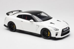 Nissan GT-R R35 Track Edition NISMO Pearl White MotorHelix 1:18 M83518 Diecast - image 6 of 8
