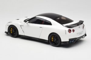 Nissan GT-R R35 Track Edition NISMO Pearl White MotorHelix 1:18 M83518 Diecast - image 7 of 8