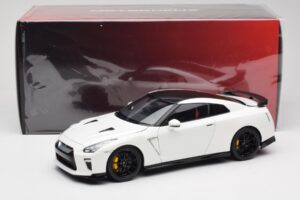 Nissan GT-R R35 Track Edition NISMO Pearl White MotorHelix 1:18 M83518 Diecast - image 8 of 8