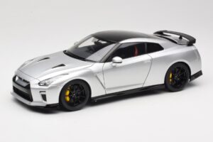 Nissan GT-R R35 Track Edition NISMO T-Spec Ultimate Metal Silver MotorHelix 1:18 M83517 Diecast
