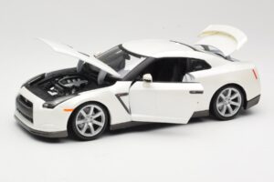 Nissan GT-R R35 White Bburago 1:18 18-12079 Diecast - image 2 of 8