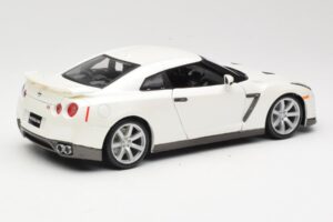 Nissan GT-R R35 White Bburago 1:18 18-12079 Diecast - image 3 of 8