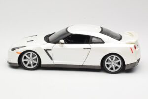 Nissan GT-R R35 White Bburago 1:18 18-12079 Diecast - image 4 of 8