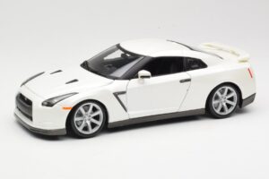 Nissan GT-R R35 White Bburago 1:18 18-12079 Diecast