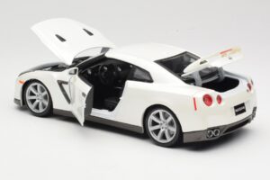 Nissan GT-R R35 White Bburago 1:18 18-12079 Diecast - image 5 of 8