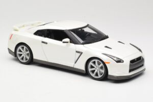Nissan GT-R R35 White Bburago 1:18 18-12079 Diecast - image 6 of 8