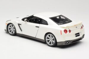 Nissan GT-R R35 White Bburago 1:18 18-12079 Diecast - image 7 of 8