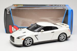 Nissan GT-R R35 White Bburago 1:18 18-12079 Diecast - image 8 of 8
