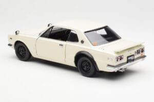 Nissan Skyline 2000 GT-R KPGC110 White Kyosho 1:18 08127W Diecast - image 7 of 8