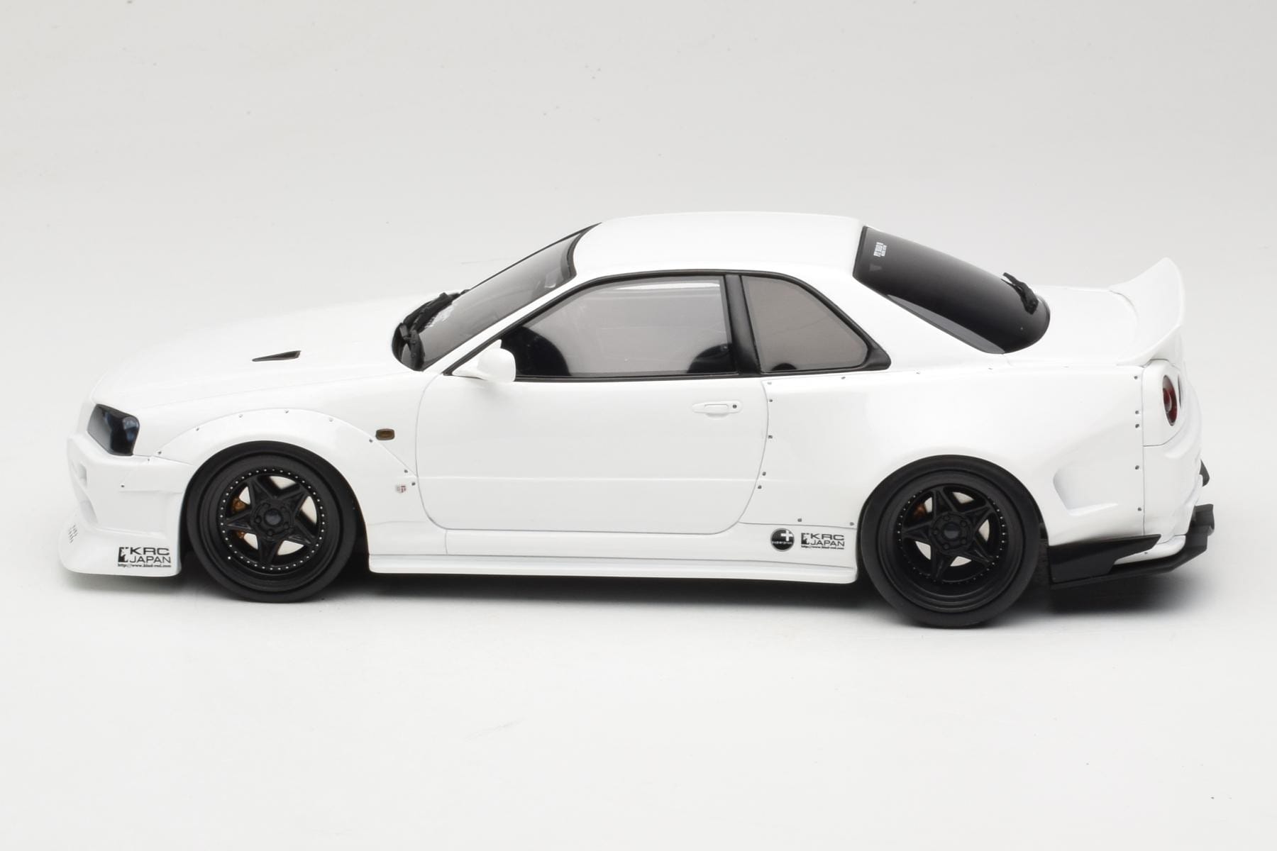 Nissan Skyline GT-R BNR34 by KRC Pearl White Otto 1:18