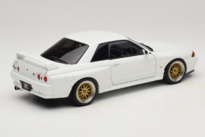Nissan Skyline GT-R R32 V-Spec II Tuned Crystal White AUTOart 1:18 77416 Diecast - image 3 of 8