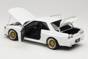 Nissan Skyline GT-R R32 V-Spec II Tuned Crystal White AUTOart 1:18 77416 Diecast - image 5 of 8