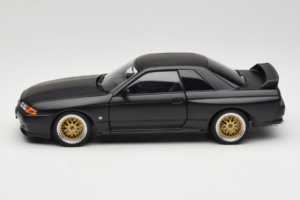 Nissan Skyline GT-R R32 V-Spec II Tuned Version Matt Black AUTOart 1:18 77418 Diecast - image 4 of 8