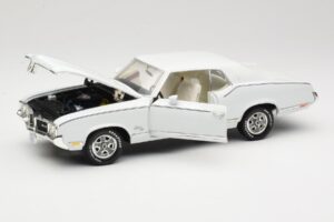 Oldsmobile Cutlass SX White ERTL 1:18 33775 Diecast - image 2 of 8